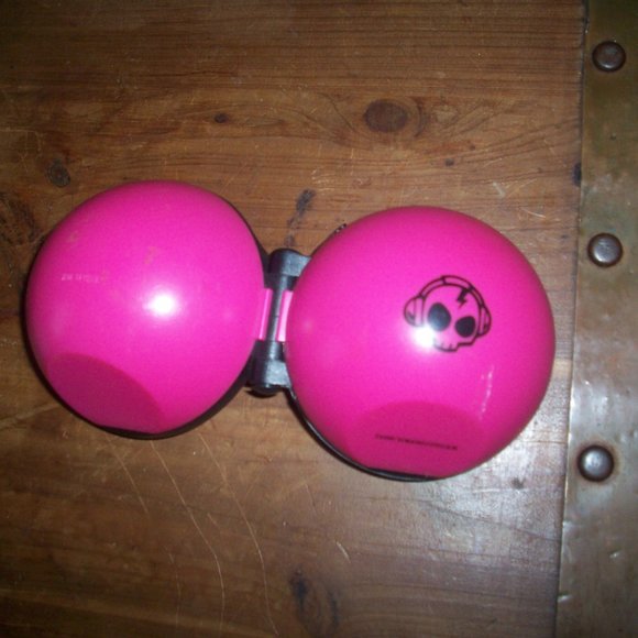 Portable Speaker 3.5mm Audio Jack, Pink Clamshell Style Wired Travel Mp3 ipod - Picture 2 of 6